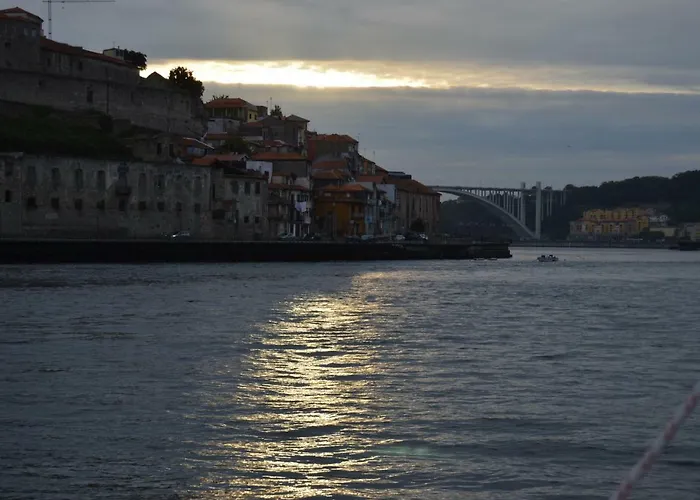 Botel Noite A Bordo C/pa Em Veleiro -rio Douro